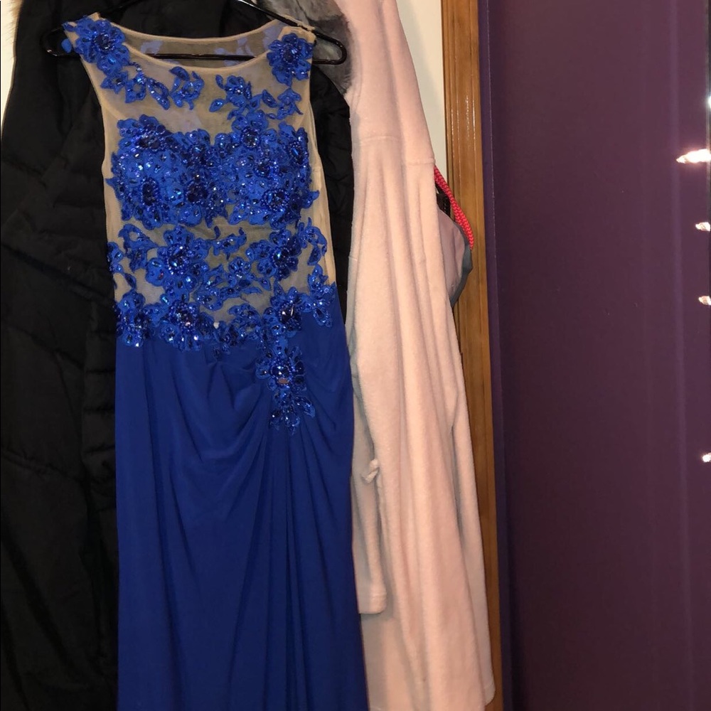 Beautiful mesh top slim looking navy prom dress!!